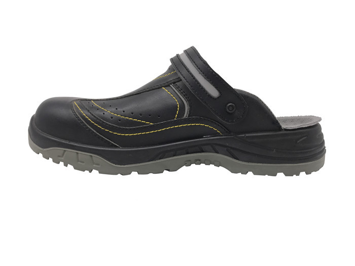  Oil Resistant Black Work Shoes / Black Work Clogs Removable Belt Washable For Farm Manufactures