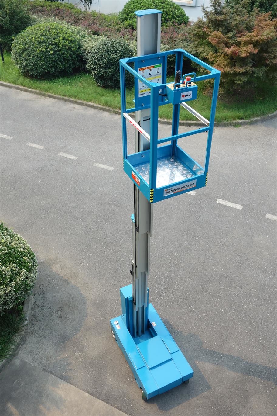  Blue Self Propelled Aerial Lift Single Mast Self Propelled With 5 m Working Height Manufactures