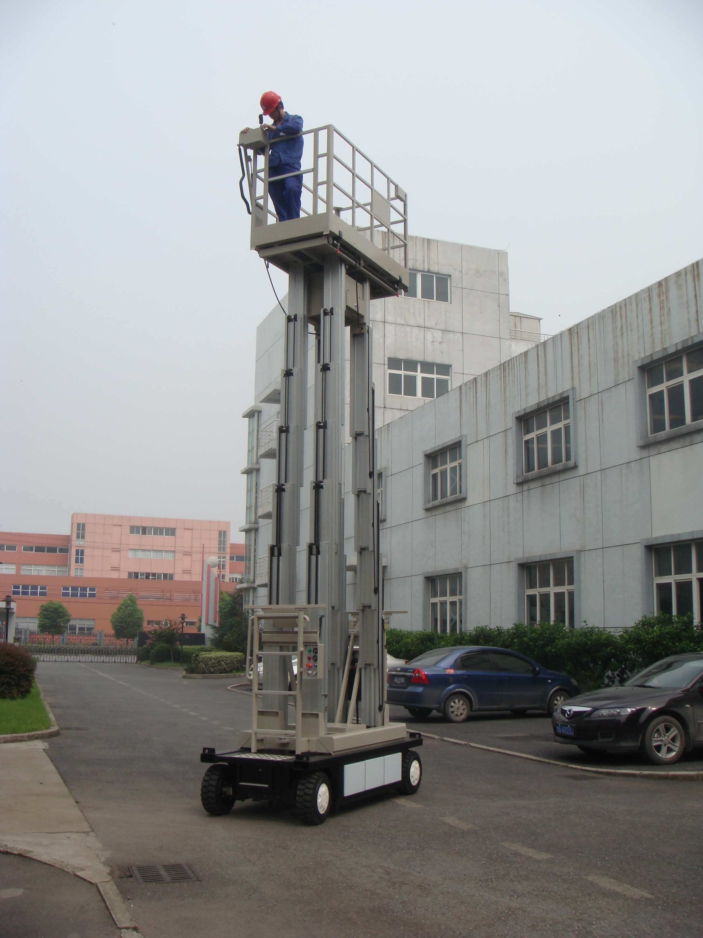  10m  Four Mast Truck Mounted Lift Platform For Continuous Aerial Working Manufactures