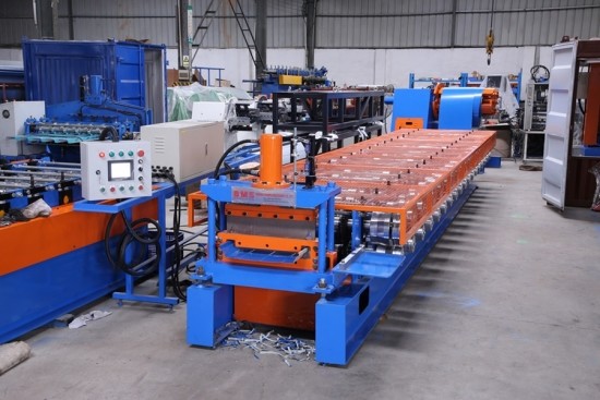 0.4-0.7mm Standing Seaming Roof Panel Roll Forming Machine With Cr12 Steel Cutter Manufactures