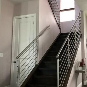  Stainless steel stair balustrade with wooden handrail solid rod design Manufactures