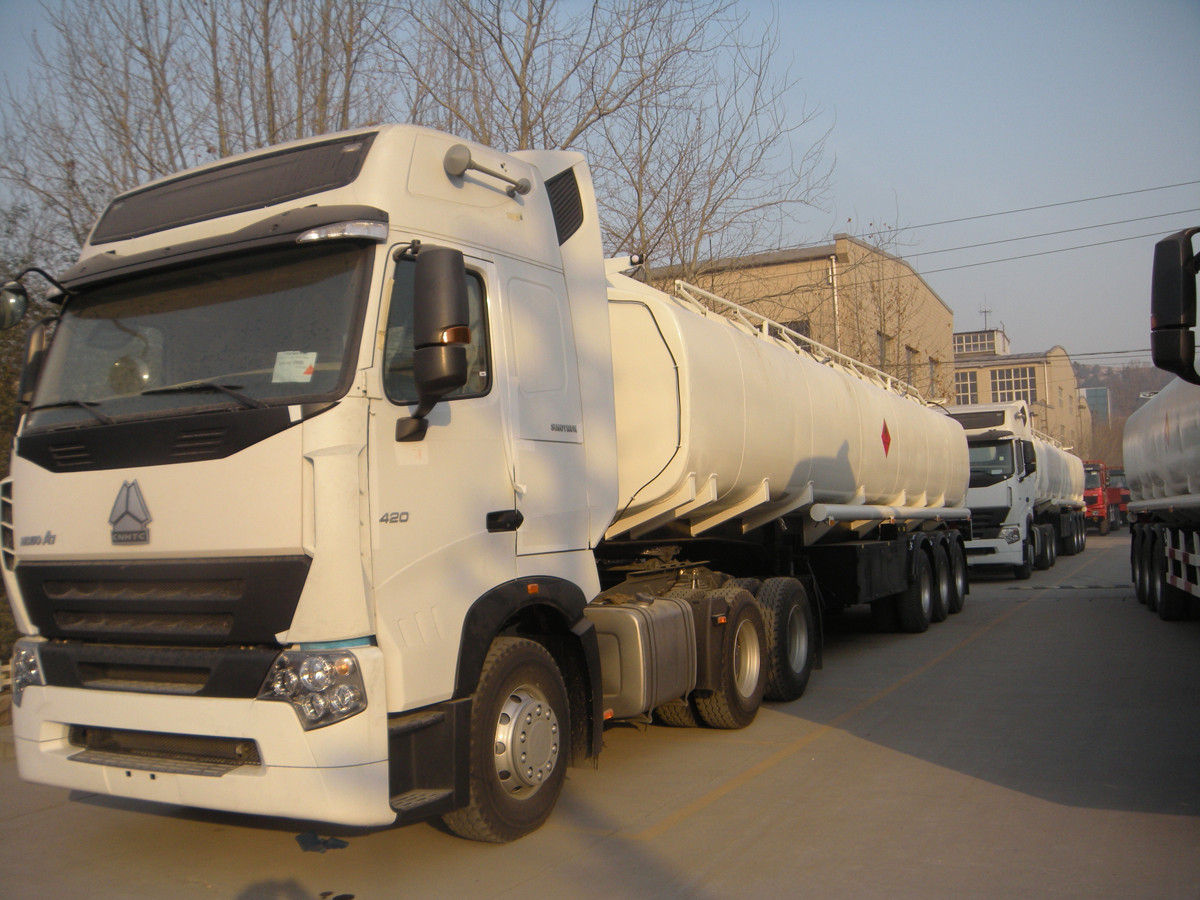 Quality SINOTRUK HOWO A7 6x4 Oil Tanker Truck 371 hp with 25000L , EURO III Emission for sale