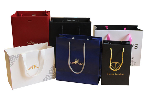  Custom logo printed luxury paper shopping bag, logo printed paper bag Manufactures