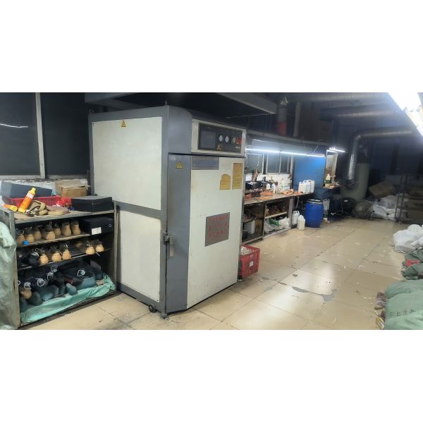 Automatic Computer Shoe Heat Shaping moulding Machine with multi functional heat steam and vacuum capabilities for versatile shoe treatment applicatio