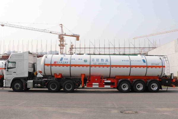 Quality Capacity 39500L Three Axles Gas Tanker Truck , Durable Gas Delivery Truck for sale