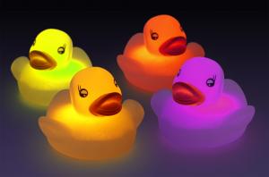  Water Sensor Activated Flash Rubber Ducky Set , Flashing Light Baby Bath Temperature Duck Manufactures