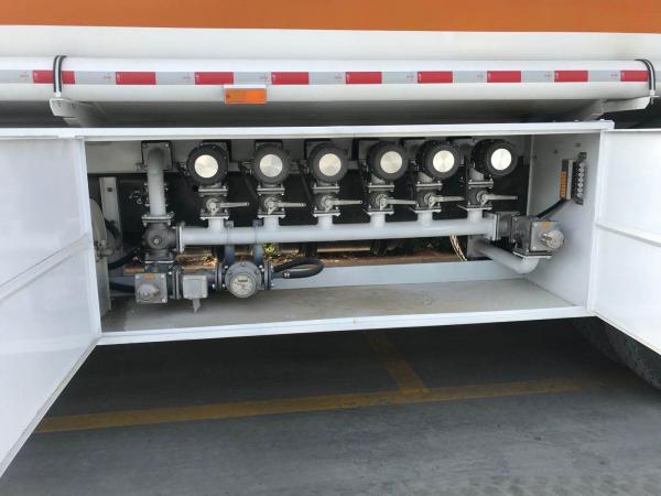 HOWO EURO 2 336 Fuel Tank Truck , Oil Tanker Truck 25CBM 20 Tons Payload 4