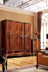 China Solid Wood Veneer Classic 4 Door Antique Luxury Wooden Wardrobe on sale