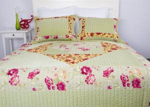 Embroidered Velvet Quilted Bedspread , Straight Lines 3pcs Cotton Quilts And Coverlets Manufactures