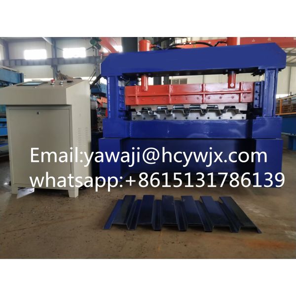 Precision cutting mechanism for floor deck forming