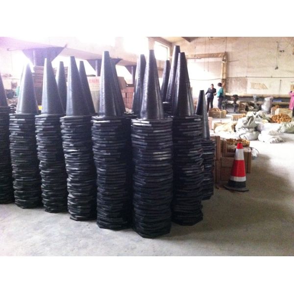 Road Cone Vulcanizing Machine with Automatic Pressure Compensation, Temperature Control, and Compact Structure for Efficient Rubber Traffic Cone