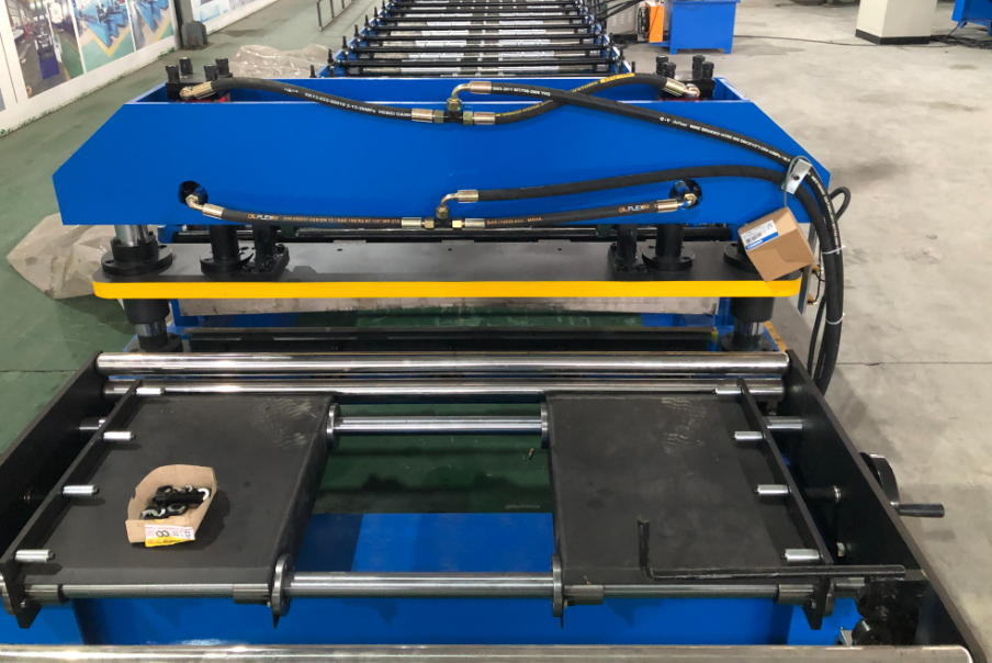 C8 And C25 Metal Roofing Sheet Machine For Russian